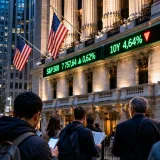Wall Street grimpe après des chiffres de l'emploi décevants qui tempèrent les attentes de resserrement de la Fed