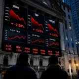 Wall Street recule : technos sous pression, ventes de détail attendues et remontée des taux pèsent