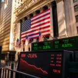 Wall Street en hausse après un net ralentissement de l'inflation et des premiers résultats mixtes