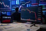 Le Bitcoin fléchit après une vague de ventes et la cession de 3 588 BTC par Strategy