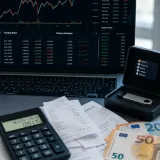 Bitcoin : l’offre limitée ne suffit pas — coûts et taux peuvent effacer la protection contre l’inflation