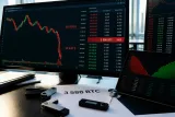 Strategy liquide 3 588 BTC : le Bitcoin plonge près de 4 % et la volatilité revient