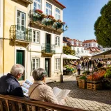 Retraite : pourquoi de plus en plus de pensionnés sous 1 600 € choisissent le Portugal