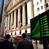 Wall Street rebondit après des signaux moins agressifs de la Fed, les indices gagnent plus de 1%