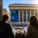 Le CAC 40 reste au-dessus de 8 700 points, porté par des records et l'attente des chiffres d'emploi US