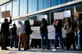 Le personnel de St‑Paul Médias manifeste son refus des licenciements devant La Liberté
