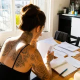 Une femme tatouée de plus de 800 dessins dit subir le chômage en raison de son apparence