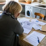 À 60 ans, une salariée voit ses allocations fondre après un intérim et dénonce une injustice
