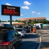 Le gazole repasse au‑dessus de 2,00 € le litre, l'effet vacances se double d'un choc géopolitique