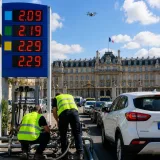 Les prix du carburant vont rester élevés : Macron annonce un G7 énergie et des mesures de protection
