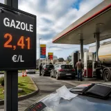 Le gazole franchit un nouveau record à 2,41 €/L en moyenne, le gouvernement promet des annonces
