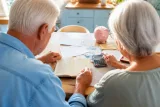 Des comptes oubliés peuvent grignoter l'épargne des seniors : modalités, risques et recours