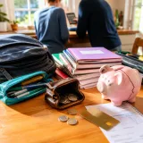 Budget de la rentrée 2026 : le médian grimpe à 261 €, mais la pression pousse les parents à puiser dans l’épargne