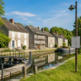 Le Loiret mettra aux enchères 12 maisons éclusières : biens patrimoniaux à saisir entre 80 000 et 180 000 €