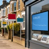 Les prix immobiliers britanniques marquent le pas en juillet, signes de contrainte pour les acheteurs