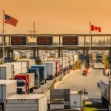 Trump brandit de nouveaux droits de douane contre le Canada, la fumée des feux perturbe l’économie US
