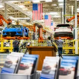 Trump défend les droits de douane et célèbre le redressement de l’industrie automobile américaine