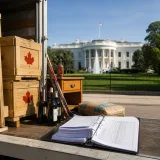 Washington annonce une surtaxe de 50 % sur une vaste liste de produits canadiens