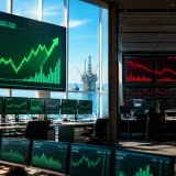 Wall Street gagne du terrain, la Fed perçue comme moins pressée — les places européennes en retrait