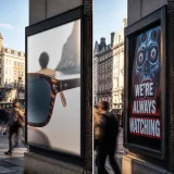 Une affiche londonienne détourne Meta en s’inspirant de They Live pour dénoncer la surveillance