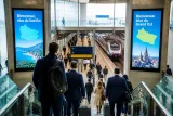 ACTEE accueille les élus en gare : une campagne DOOH signée RAYMONDE pour préparer le Salon des Maires