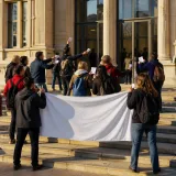 Mobilisation anti-publicité à Angers : quand les militants interpellent les élus avant le conseil municipal