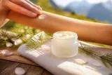 Susanne Kaufmann lance son Ectoin Barrier Repair SPF 50 avec une campagne sensorielle signée HELMUT