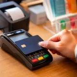 Les cartes bancaires biométriques de Thales arrivent en France : quels enjeux pour les banques et les clients