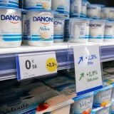 Danone limite les hausses de prix en misant sur volumes et gains de productivité