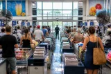 Souvenirs d’été en caisse : l’envers du rayon quand les touristes afflux