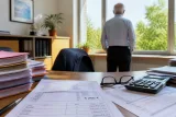 Un ancien huissier révèle une pension de 4 205 € bruts par mois à 77 ans