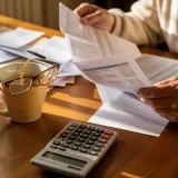 Plafond de l’abattement retraite à 3 000 € et pistes de gel des pensions : ce que prévoit l’exécutif