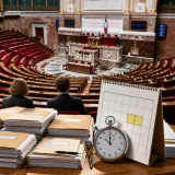 Attal propose de réduire les parlementaires et d’imposer des délais administratifs stricts