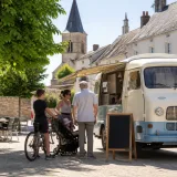 À 64 ans, un ex-restaurateur reprend la route avec un camion de glaces