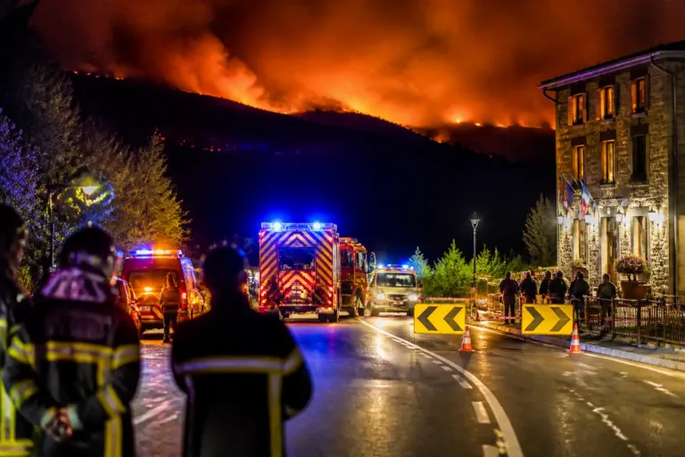 Un feu ravage 930 hectares dans les Pyrénées-Orientales, plus de 580 pompiers mobilisés