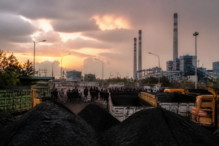 Pénuries de charbon et coupures d’électricité : l’Indonésie confrontée à une crise énergétique aux répercussions économiques
