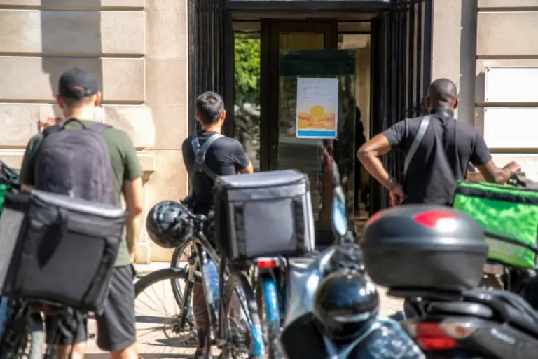 Livreurs des plateformes exclus du cadre de protection contre la chaleur : l'État promet des mesures