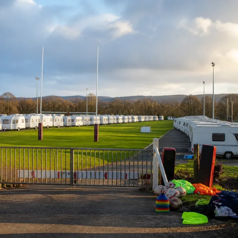 Occupation par 80 caravanes: un club de rugby marseillais met ses salariés au chômage et s'inquiète pour la reprise
