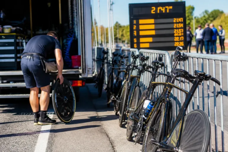 Visma s'impose, Ayuso frustré mais prometteur après le contre-la-montre par équipes