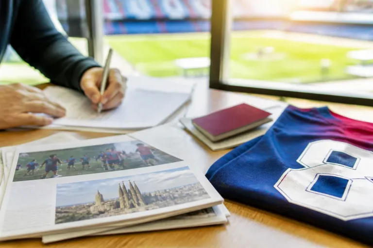 Un jeune défenseur formé en Espagne rejoint un club français : quels enjeux pour sa carrière et le club