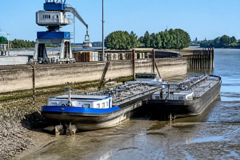 Hausse des coûts de transport fluvial menace la stabilité des prix des carburants en Suisse