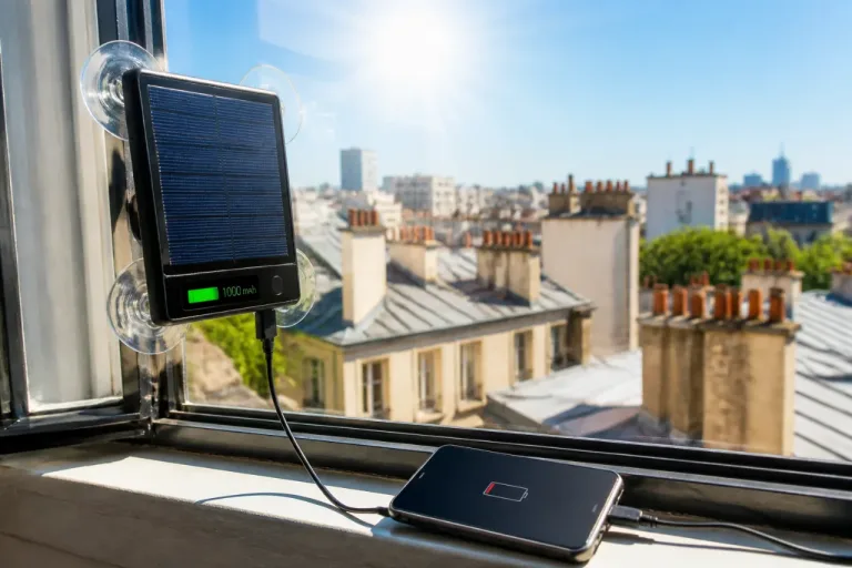 Une prise solaire à ventouse promet une énergie d’appoint, mais bute sur la capacité