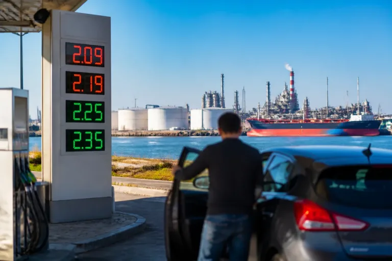 La baisse du pétrole ne réduit pas encore la facture carburant : pourquoi il faudra patienter