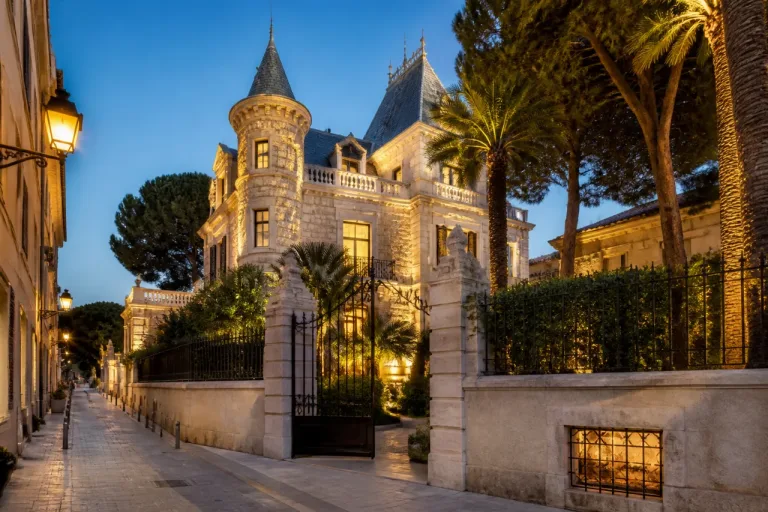 Château du XIXᵉ à Antibes proposé à 26 M€ : le luxe patrimonial réinventé