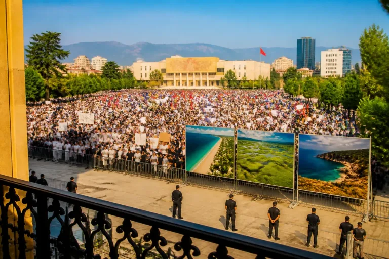 Des dizaines de milliers de manifestants en Albanie contre un méga‑complexe lié à la famille Trump