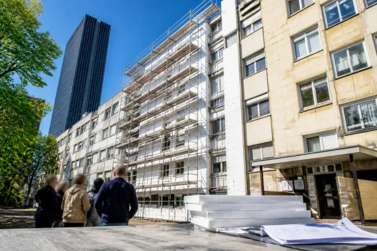 Paris : l'immeuble Mouchotte divise entre rénovation énergétique lourde et défense du patrimoine