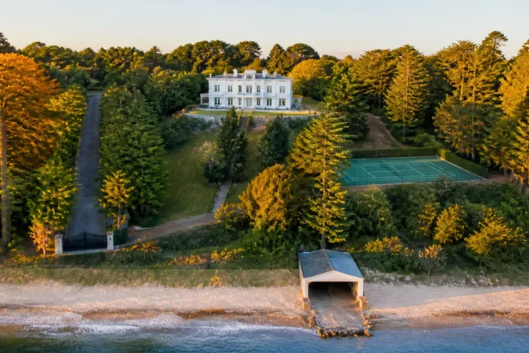 Propriété des Hamptons liée à Calvin Klein mise en vente à 165 M$ : un prix record en perspective