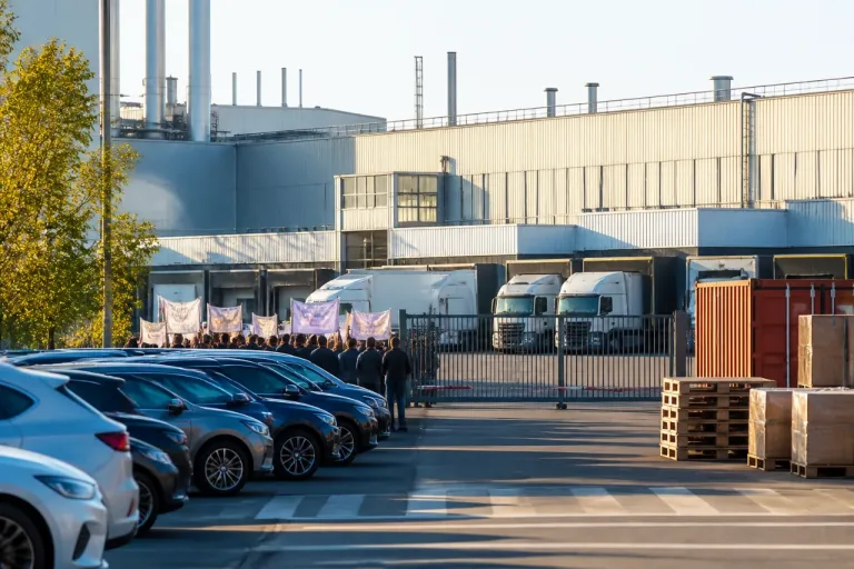 Volkswagen : chute des ventes au 2e trimestre et projet de réorganisation au cœur d’un bras de fer social