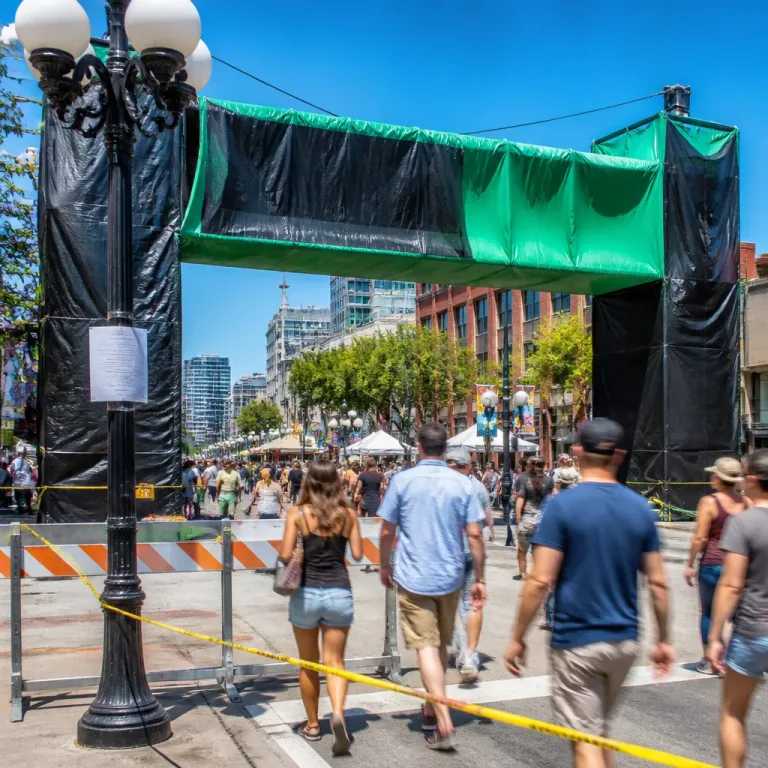 Marvel condamné à 160 000 $ pour avoir recouvert l’arche du Gaslamp Quarter à San Diego