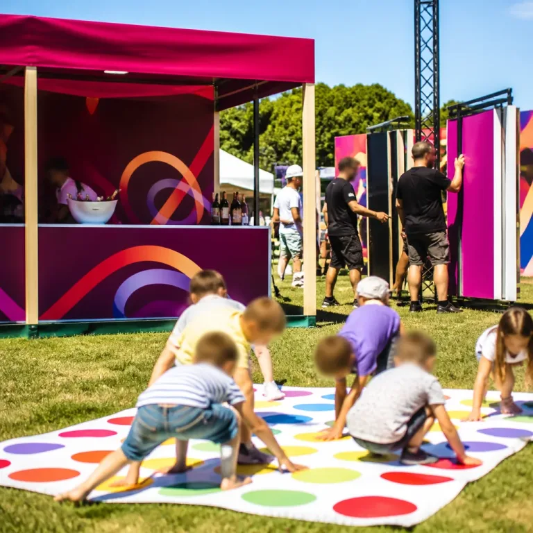 La SAQ et une animation au FEQ jugée trop attirante pour les enfants : décalage de ciblage